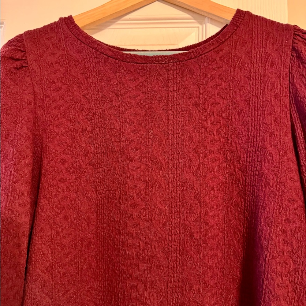 Puff blouson sleeve sweater. Long sleeves. Round neck. Versatile piece.